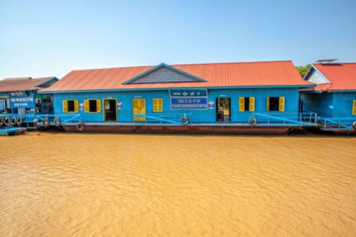 Kamboçya - Tonle Sap gölü Chong Khnies yüzer köy okulu